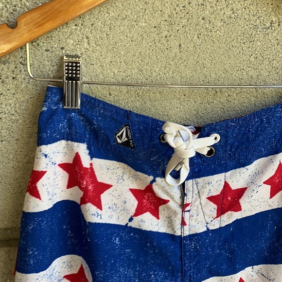 Sz 10 Kids Volcom “Pure Function” Boardies - Picture 2 of 11